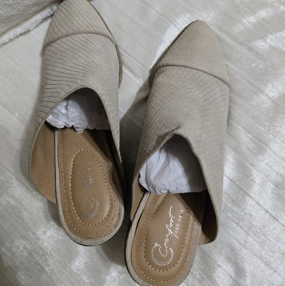 Women's Beige Block Heel Mules By Comfort Size 7 Lightly Worn. - Picture 2 of 5